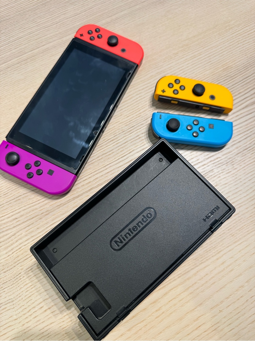 Nintendo Switch V1 HAC-001 + Dock Charger + 4 Joy-Cons